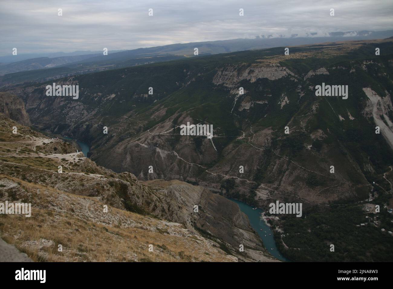 Blick in den Sulak Canyon, eine Touristenattraktion im Dagestan, ist eine der tiefsten Schluchten der Welt und die tiefste in Europa. (Foto von Maksim Konstantinov / SOPA Images/Sipa USA) Stockfoto