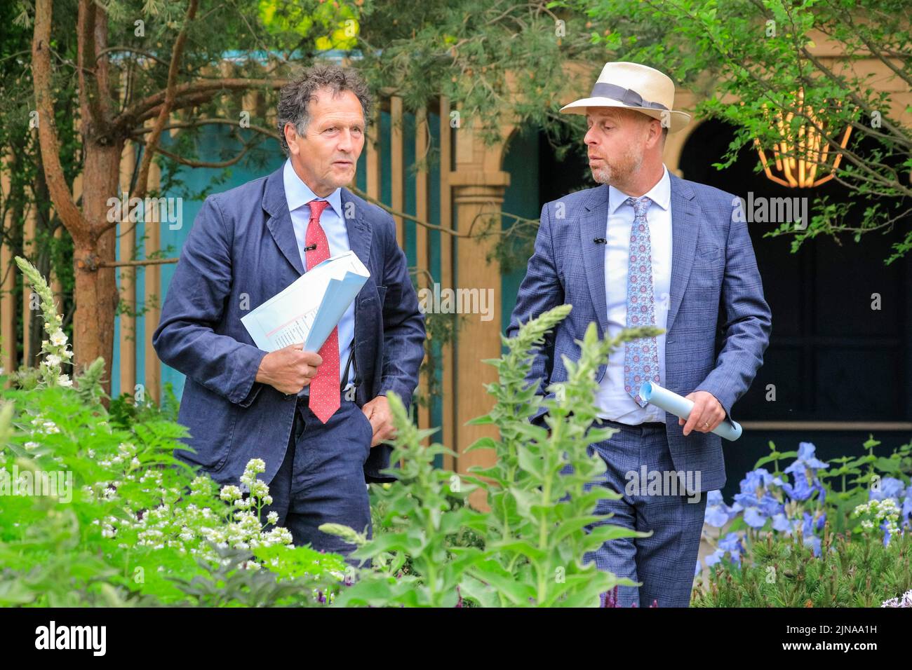 Monty Don und Joe Swift, BBC Gardener's World Moderatoren im RNLI Showgarden, Chelsea Flower Show, London Stockfoto