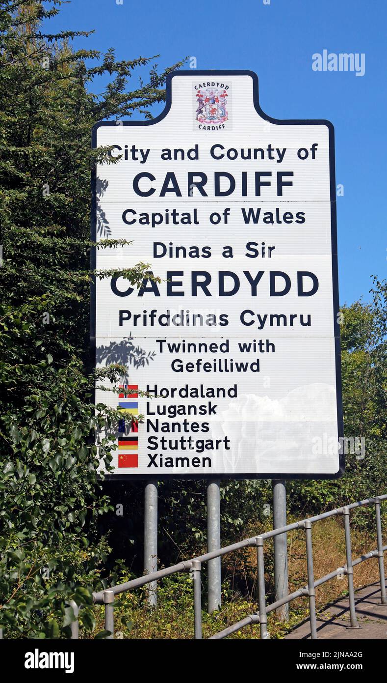 City and County of Cardiff, Hauptstadt von Wales, Schild in Leckwith, Dinas a Sir Caerdydd. Cardiff... Blauer Himmel. Stockfoto