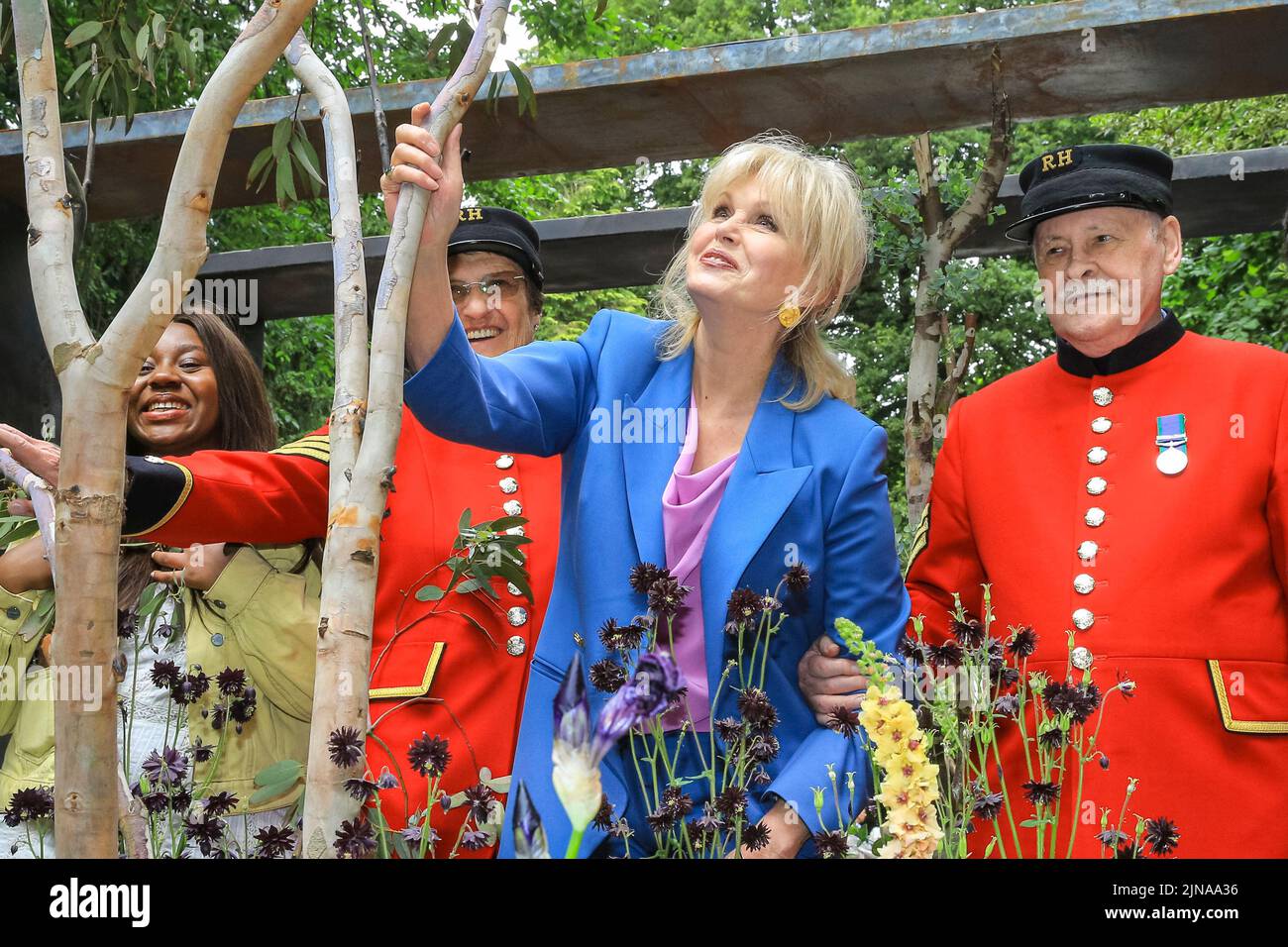 Die Schauspielerin Joanna Lumley posiert mit Chelsea Pensioners, Chelsea Flower Show 2022 Stockfoto