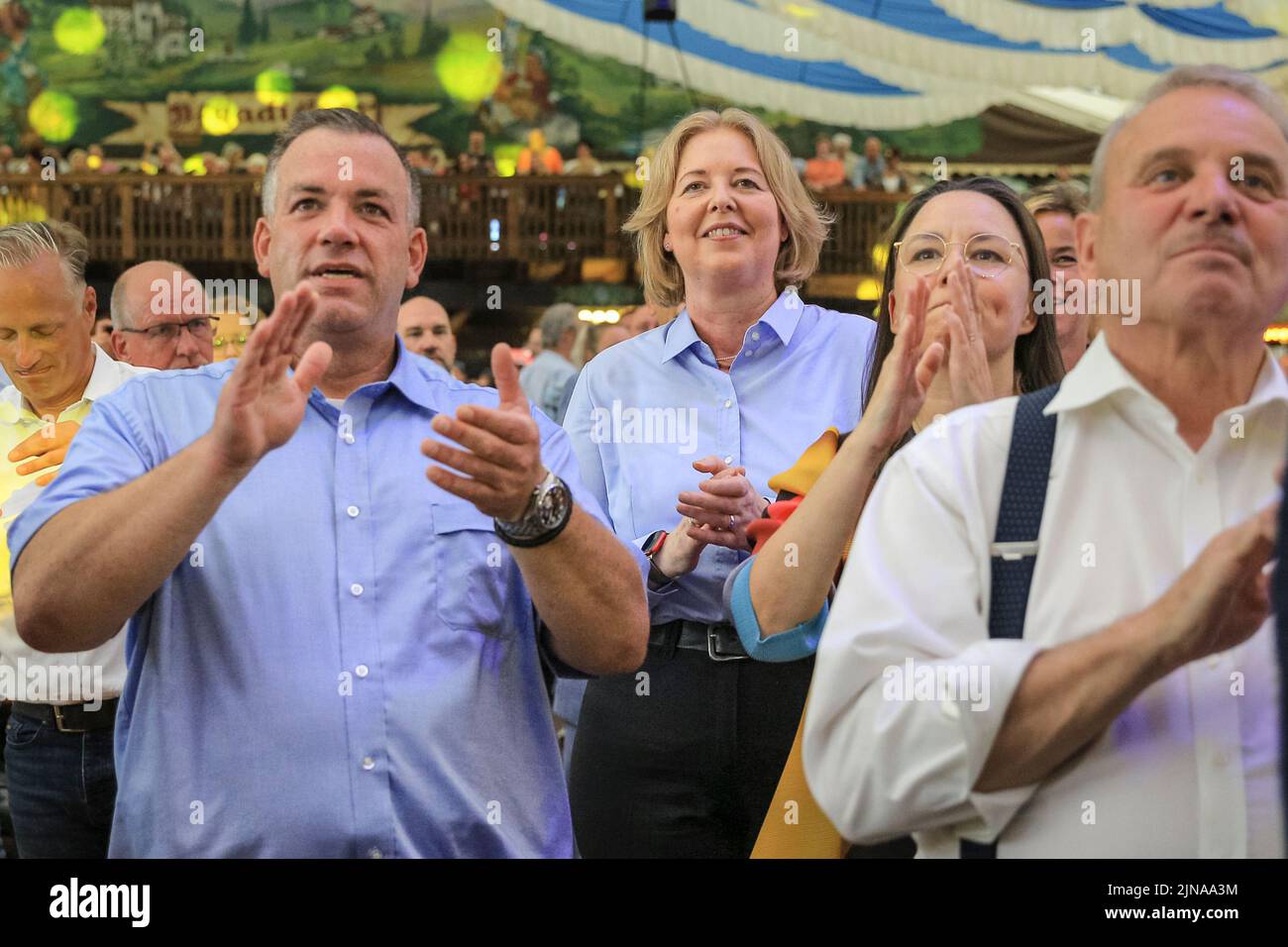 Bundespräsident Bärbel Bas (Mitte) klatscht und feiert mit anderen bei der Eröffnung von Cranger Kirmes, Herne, Deutschland Stockfoto