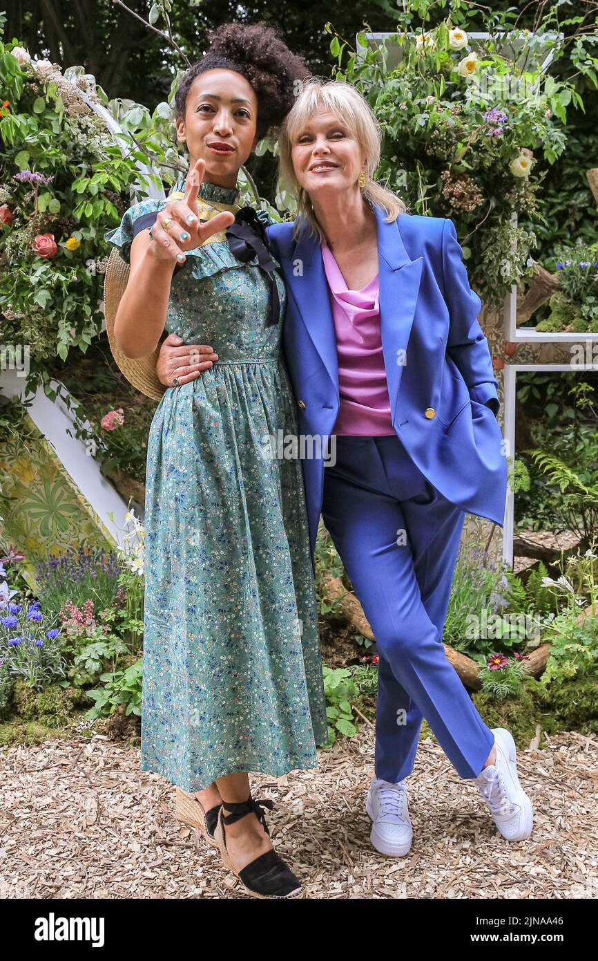 Schauspielerin Joanna Lumley posiert mit der Blumendesignerin Hazel Gardiner mit den ikonischen RHS-Briefen, die sie entworfen hat, Chelsea Flower Show 2022, London, England, UK Stockfoto