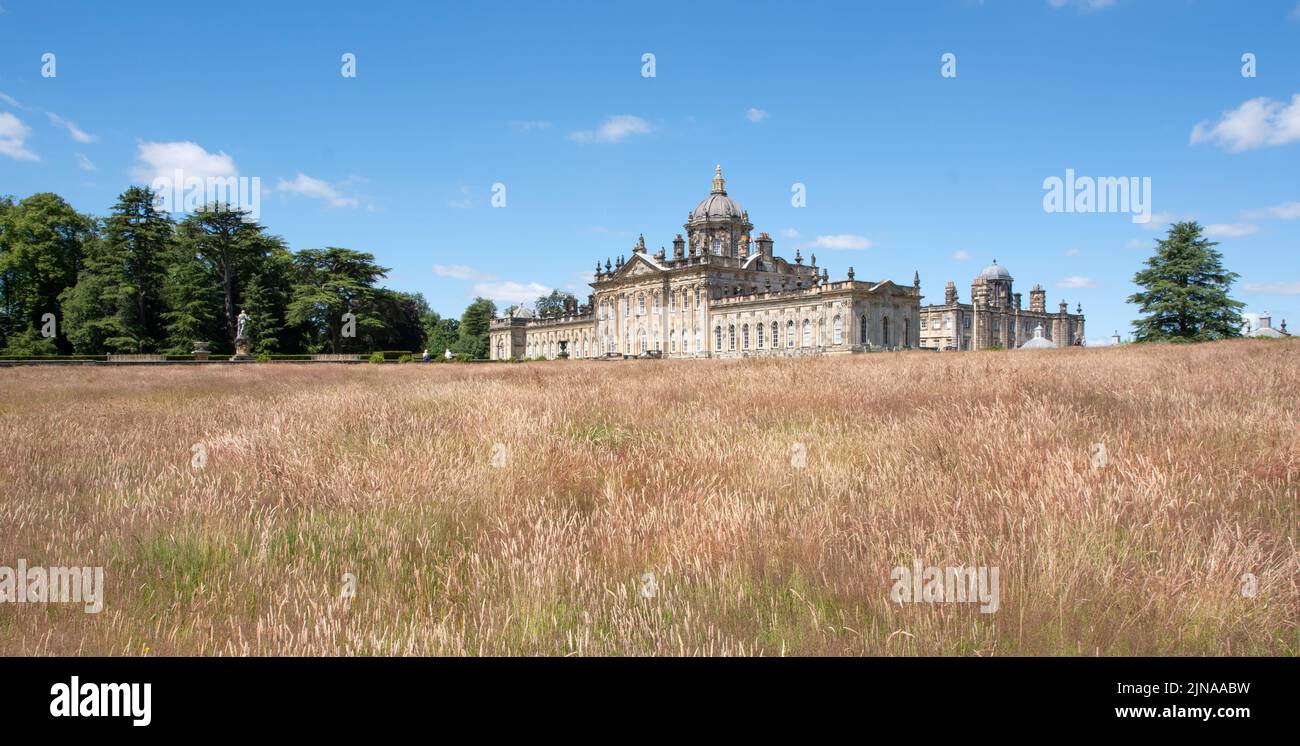 Die Südfassade von Castle Howard, die vom informellen Gelände aus gesehen wird Stockfoto