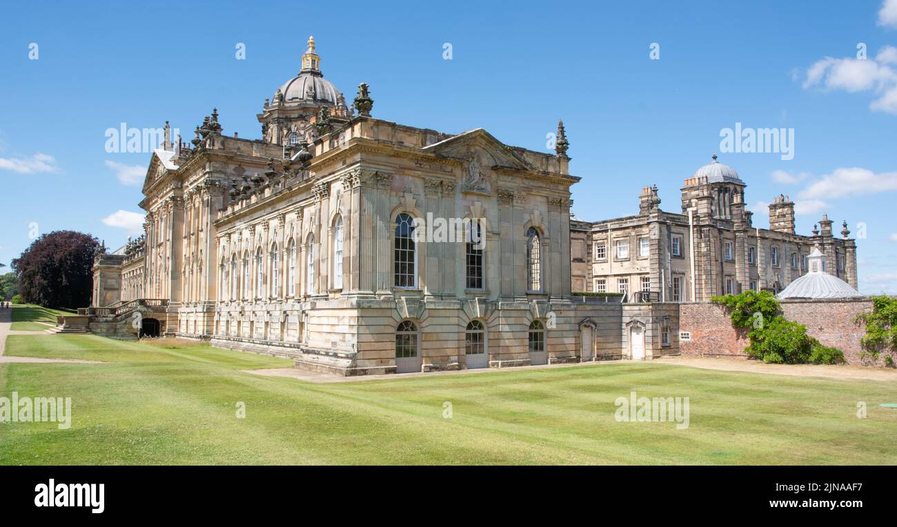 Die Südfassade am östlichen Ende der Bucht von Castle Howard und der formelle Garten Stockfoto