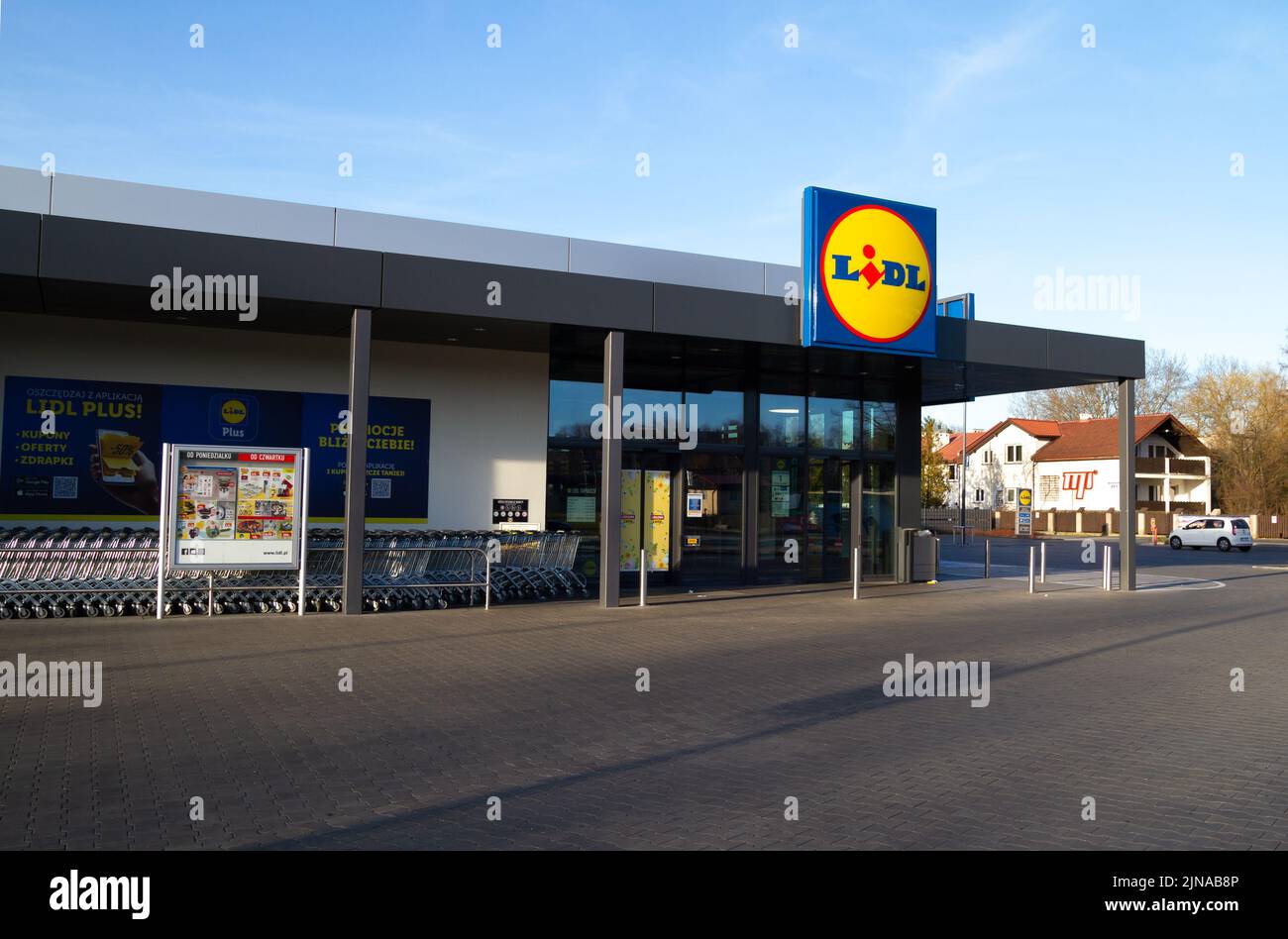 Lidl-Shop-Eingang mit Markenlogo-Schild. Deutsche internationale Discountmarkt-Einzelhandelskette. Lebensmittelgeschäft, Schild mit Einkaufszentrum. Stockfoto