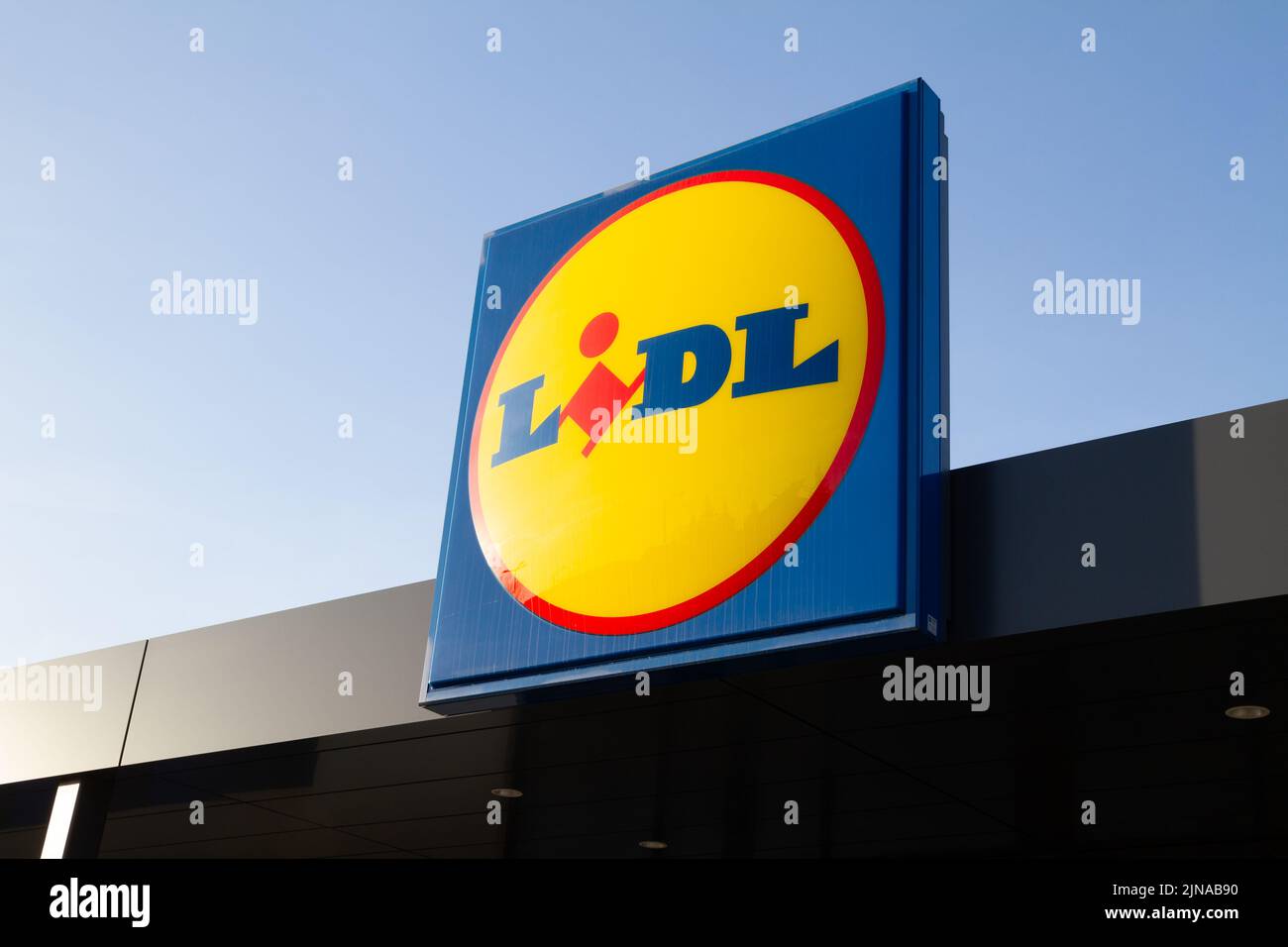 Lidl-Shop-Eingang mit Markenlogo-Schild. Deutsche internationale Discountmarkt-Einzelhandelskette. Lebensmittelgeschäft, Schild mit Einkaufszentrum. Stockfoto
