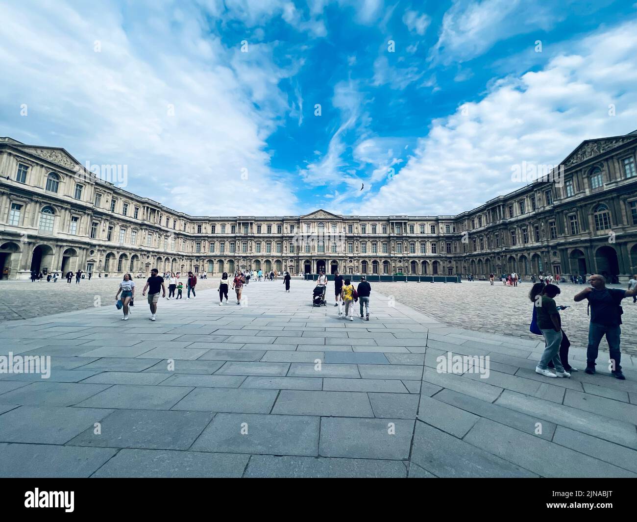 Der bevölkerte Museumsplatz des Louvre in Paris, Frankreich Stockfoto