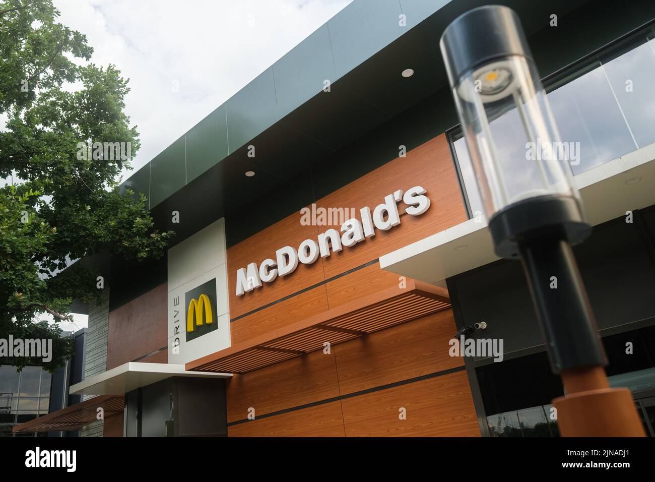 Kiew, Ukraine - 29. Juli 2022: McDonald's Restaurant in Kiew in der Nähe des Hauptbusbahnhofs Stockfoto