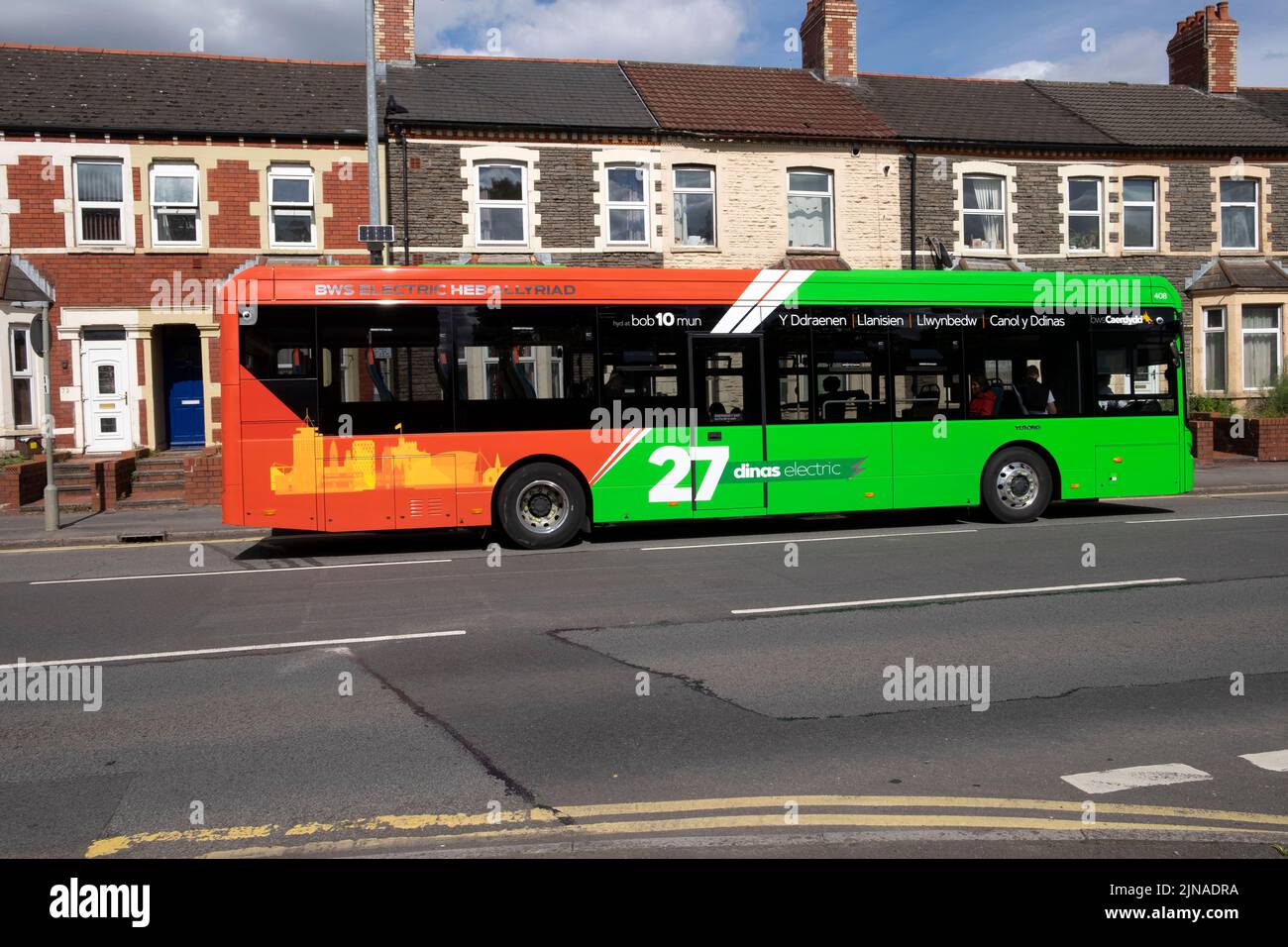 Nummer 27 dinas Yutong E12 emissionsfreie Elektrobusse Seitenansicht des Logos auf der North Road in Cardiff Wales Großbritannien 2022 KATHY DEWITT Stockfoto