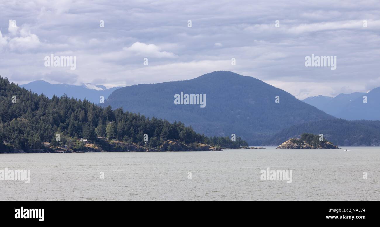Howe Sound, Inseln und kanadische Berglandschaft Hintergrund. Stockfoto