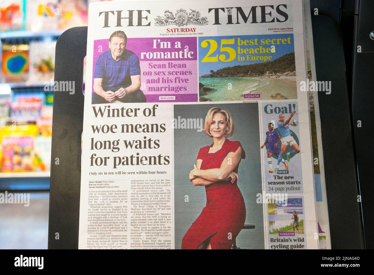 „Der Winter des Wehe bedeutet lange Wartezeiten für Patienten“, titelt die Zeitung Times am 6. August 2022 in London, England, Großbritannien Stockfoto
