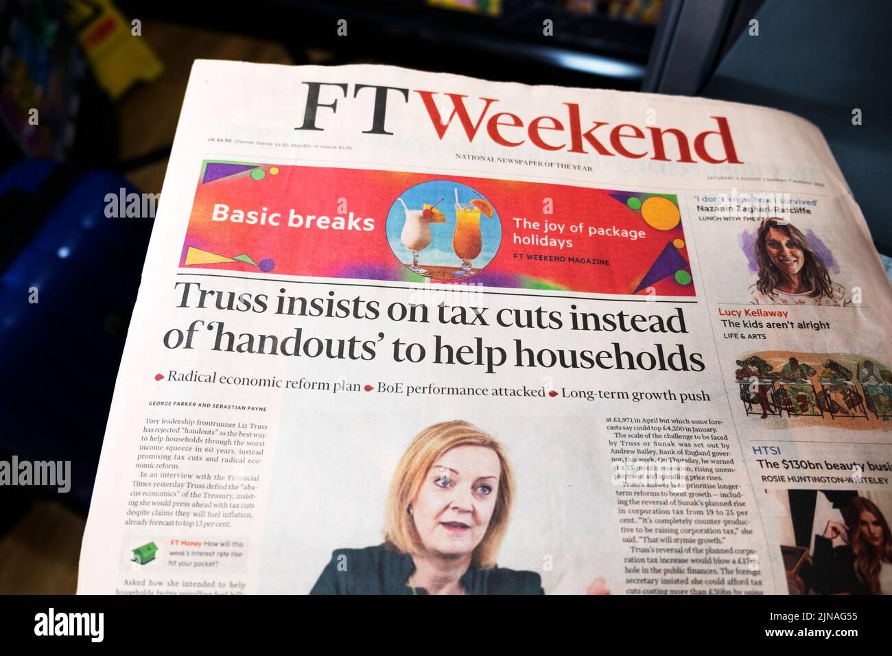 „Truss besteht auf Steuersenkungen statt auf „Handouts“, um den Haushalten zu helfen“, TITELT DIE FT Weekend Financial Times am 29. Juli 2022 London Großbritannien Stockfoto