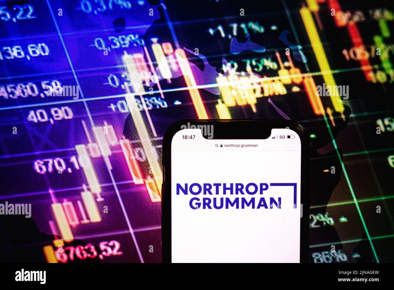 KONSKIE, POLEN - 09. August 2022: Smartphone mit Logo der Firma Northrop Grumman im Hintergrund des Börsendiagramms Stockfoto