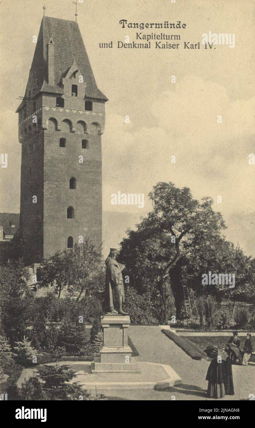Tangermünde, Sachsen-Anhalt - Kapitelturm und Denkmal Kaiser Karl IV. Stockfoto
