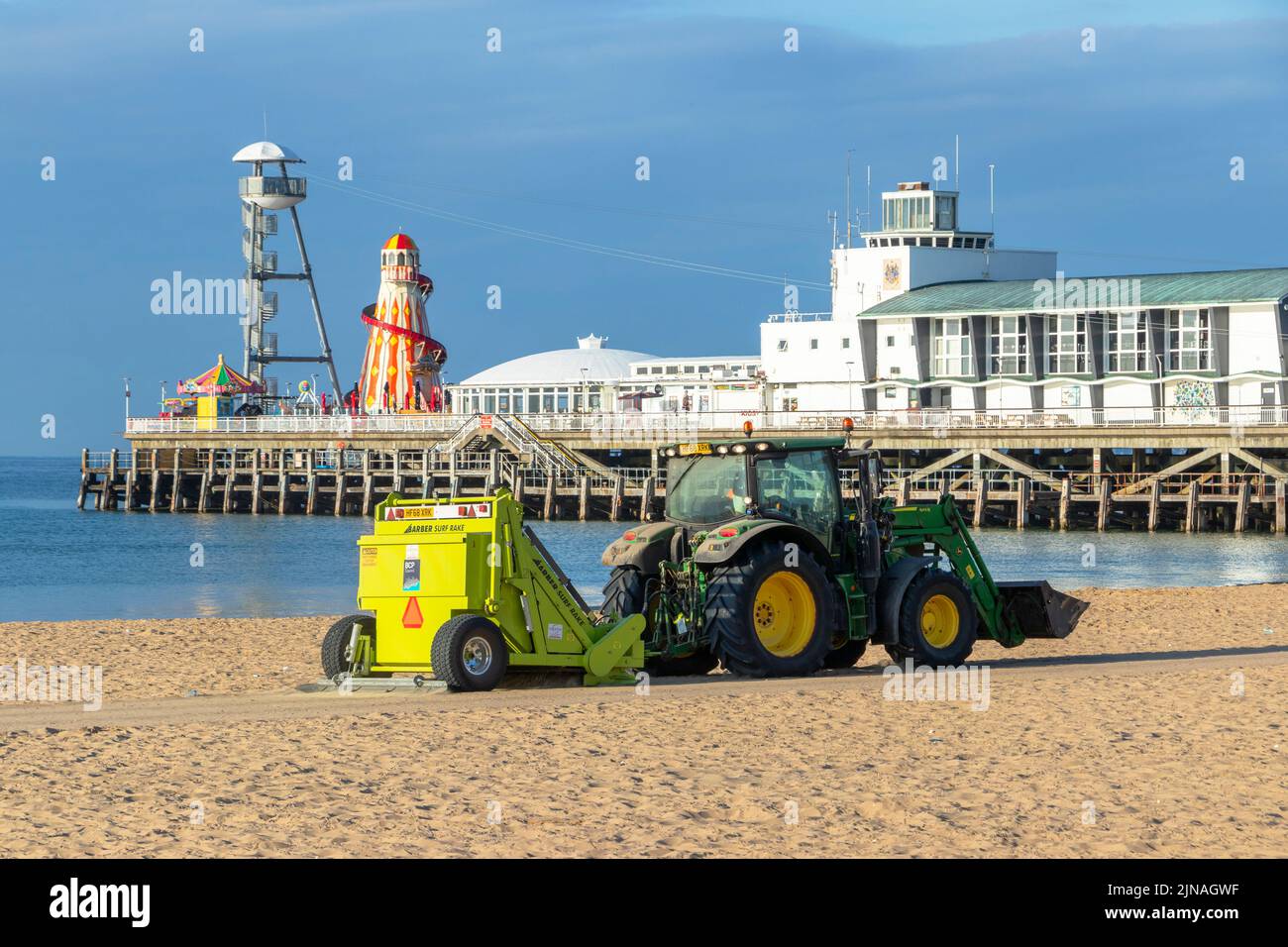Green council Stadttraktor und Grader glätten den Strand in der Nähe des bournemouth Pier Stockfoto