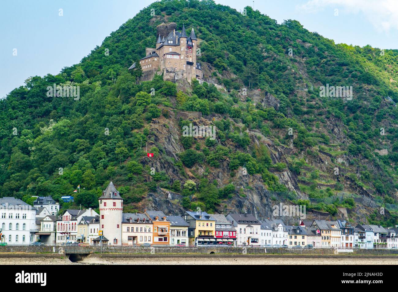 Mittelalterliches Küstendorf mit Bergweingärten und altem Schloss am Rhein in Deutschland. Stockfoto