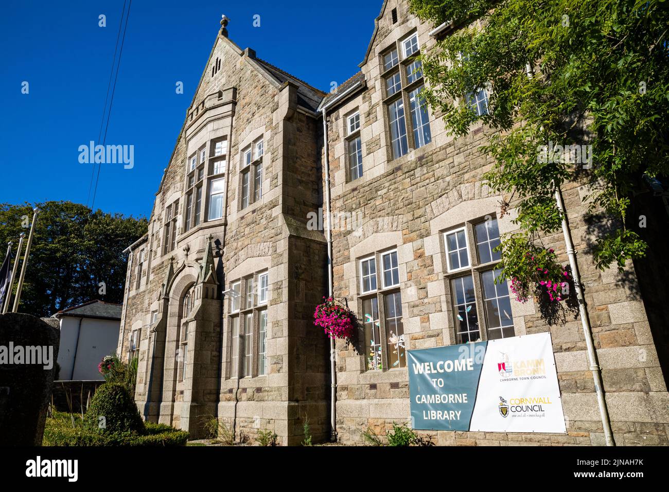 Blauer Himmel über dem Bassett Center, das jetzt als Bibliothek in Camborne, Cornwall, genutzt wird Stockfoto