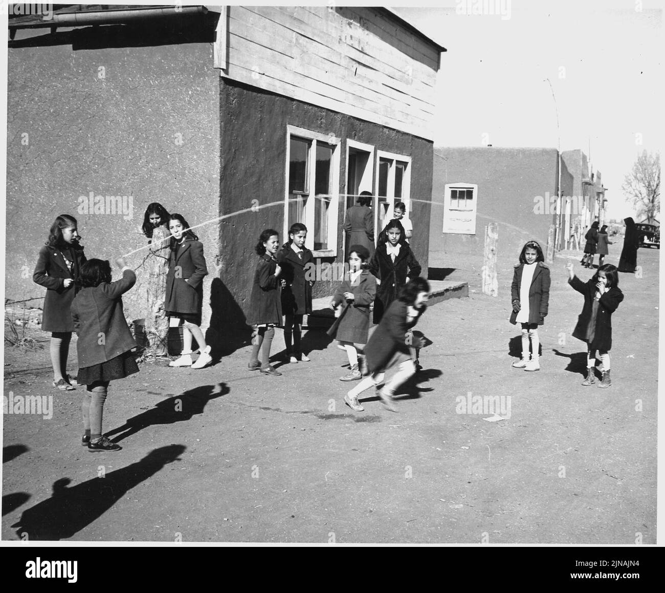 Taos County, New Mexico. Kinder spielen mittags in der Costilla. Stockfoto