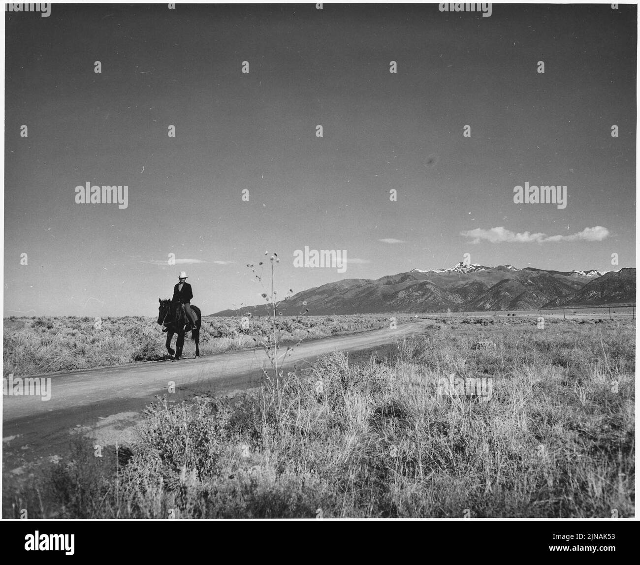 Taos County, New Mexico. Die Straße nach Arroyo Seco, in der Ferne, die Sange de Cristo Mountains, f . . . Stockfoto