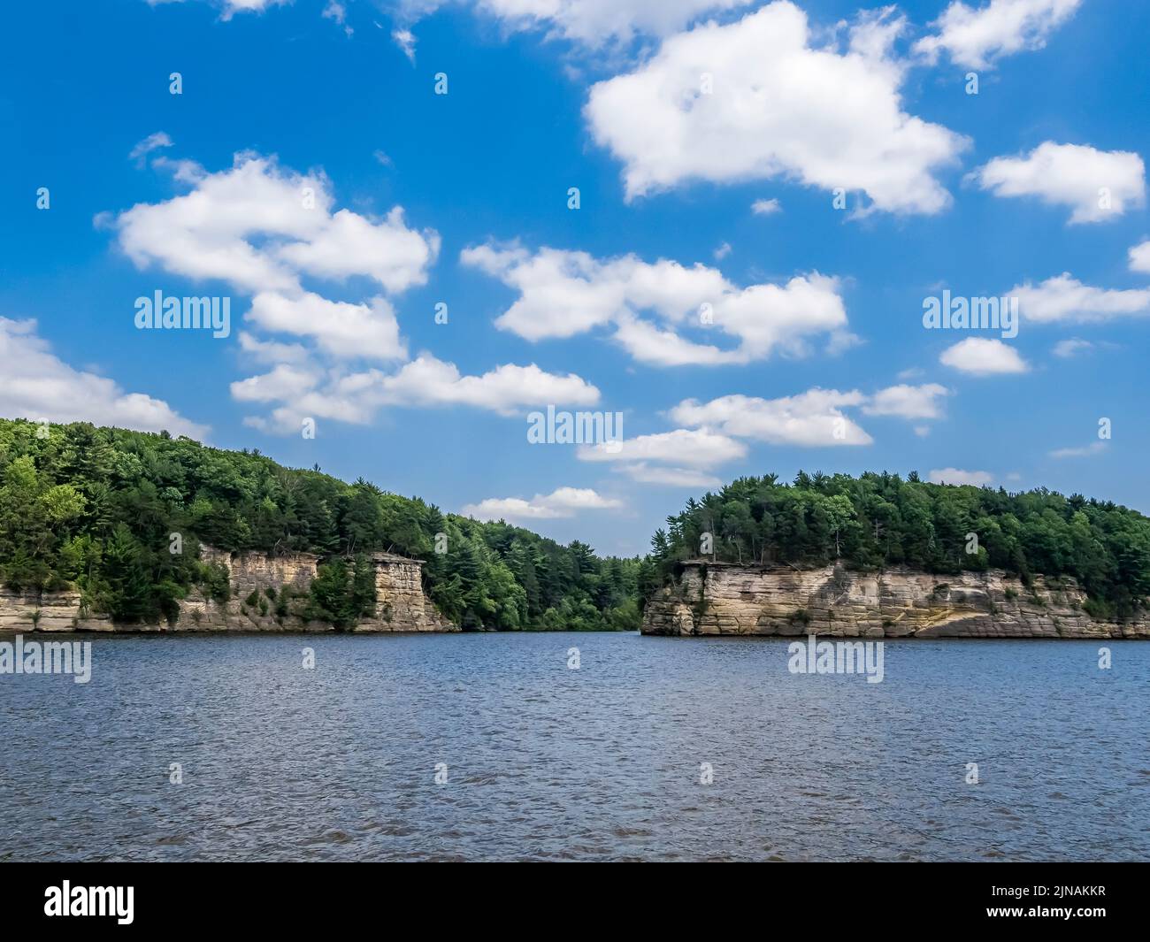 Felsige Küste des Wisconsin River in den Wisconsin Dells des US-Bundesstaates Wisconsin Stockfoto
