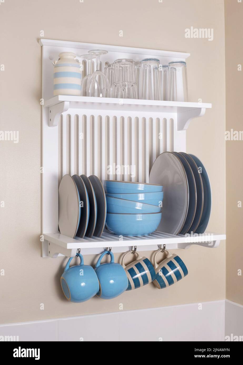 Geschirrplattenregal und Regale an der Küchenwand montiert Stockfoto