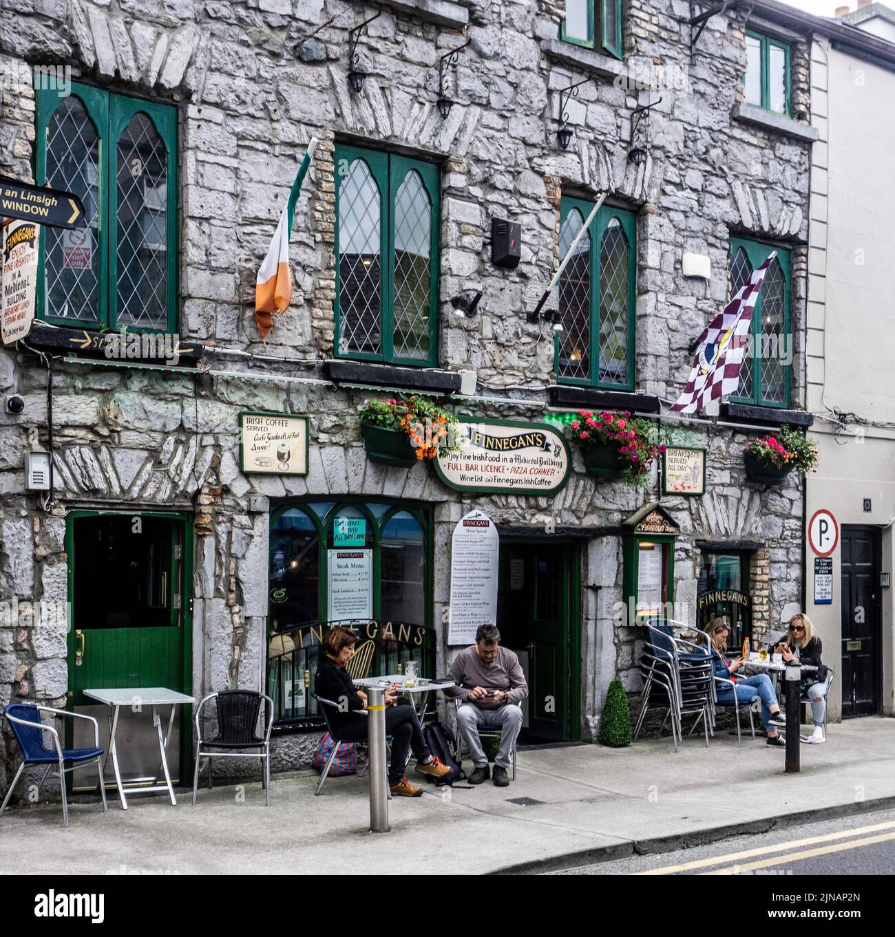 Essen Sie in Galway, Irland, in Finnegan's Bar and Restaurant in der Market Street. Stockfoto