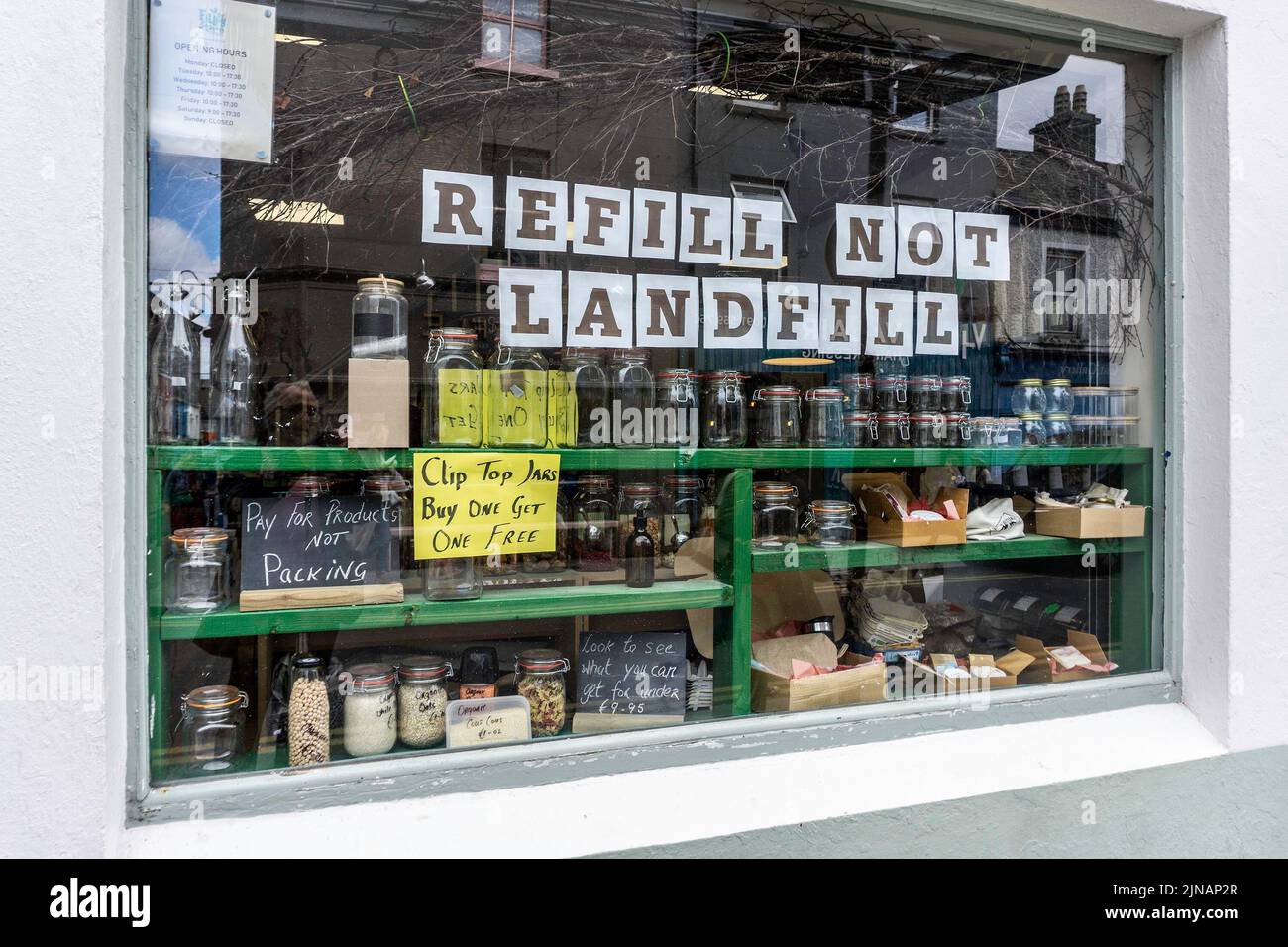 Das Schaufenster der Tankstelle, Abbeygate St, Galway, Irland. Verkauf einer Reihe von getrockneten Lebensmitteln, umweltfreundlichen Haushaltsartikeln und Hautpflegeartikeln. Stockfoto