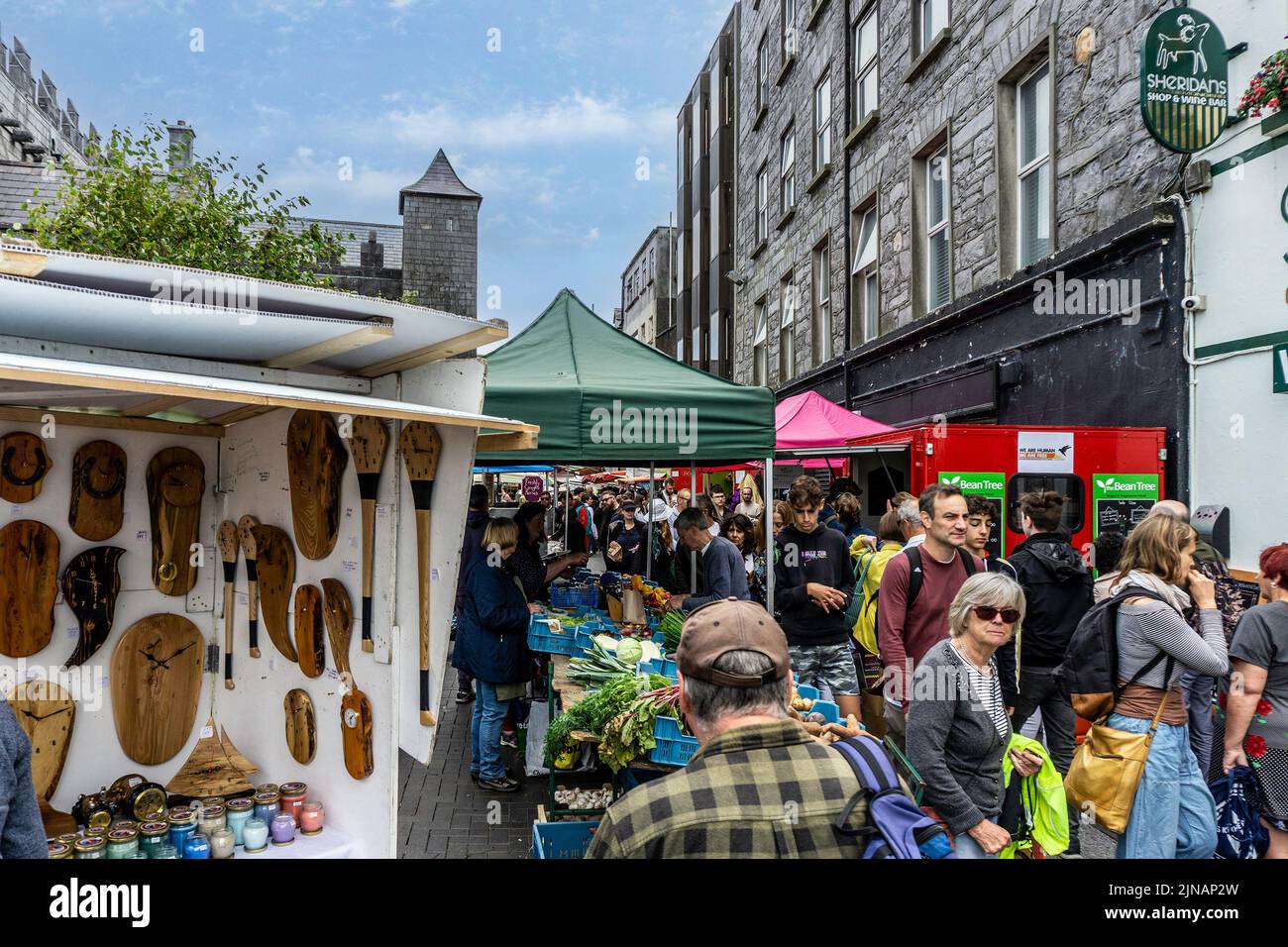 Menschenmassen auf dem Markt rund um die St. Nichola Kirche in Galway, Irland Stockfoto