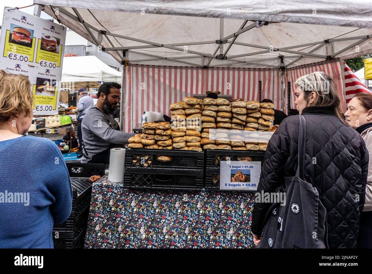 Schlange für Brot an einem Marktstand in der St. Nicholkirche in Galway, Irland. Stockfoto