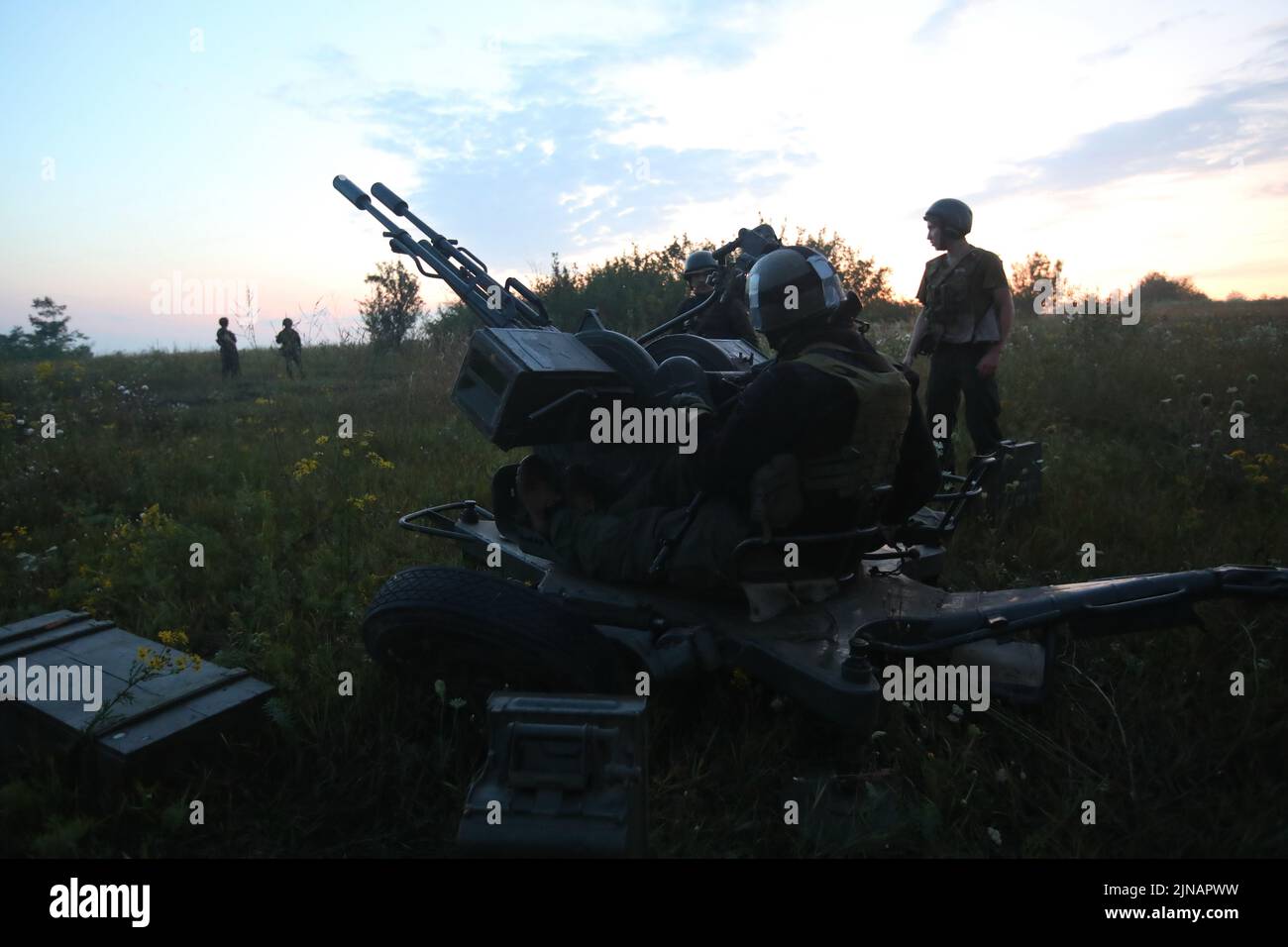 UKRAINE - 10. AUGUST 2022 - Flakgegner der Task Force Unit der Nationalgarde der Ukraine setzen Flak-Abwehrausrüstung gegen Stockfoto