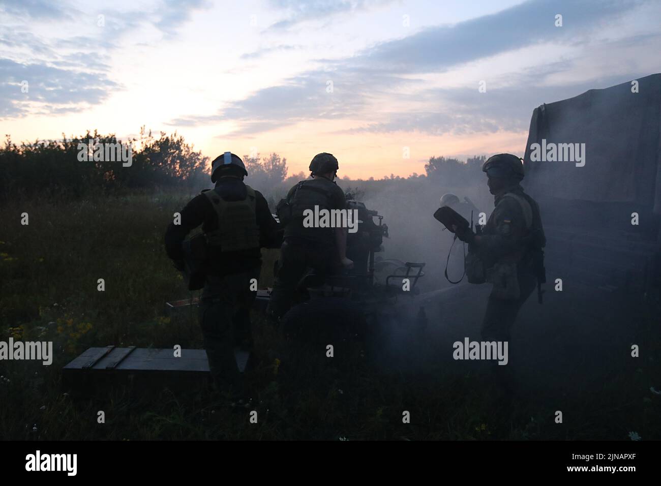 UKRAINE - 10. AUGUST 2022 - Flakgegner der Task Force Unit der Nationalgarde der Ukraine setzen Flak-Abwehrausrüstung gegen Stockfoto