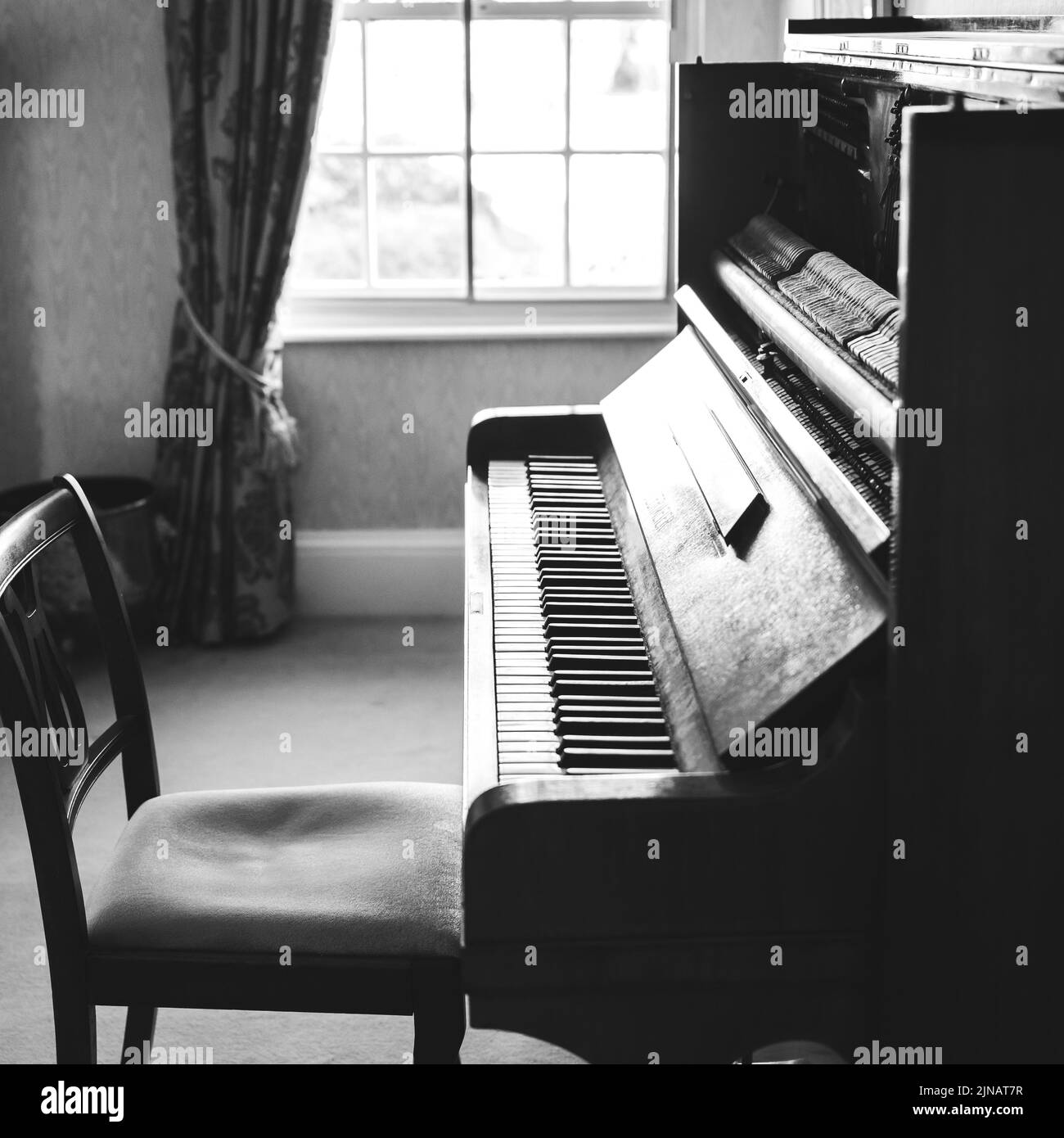 Eine monochrome Aufnahme eines Klaviers Stockfoto