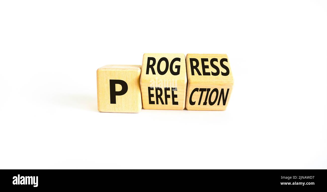 Fortschritt oder Perfektion Symbol. Konzept Wörter Fortschritt oder Perfektion auf Holzwürfeln. Schöne weiße Tabelle weißen Hintergrund. Geschäftsfortschritt oder Leistung Stockfoto