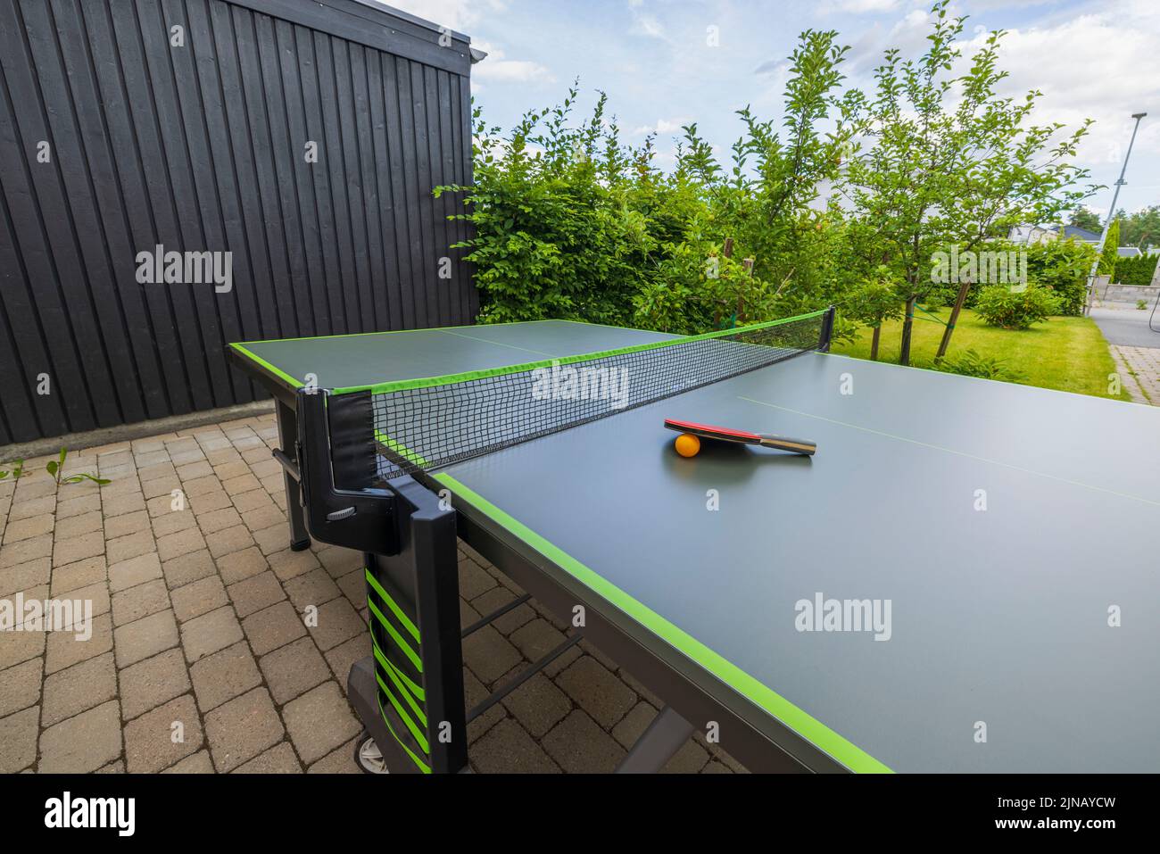 Nahaufnahme der Tennisplatte mit Schlägern im Innenhof des Privathauses. Schweden. Stockfoto