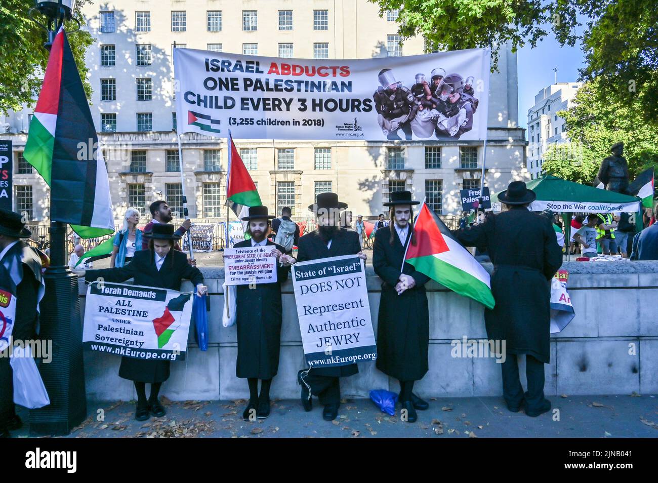 Downing Street, London, Großbritannien. 10.. August 2022. Beendet die Apartheid, beendet die Besatzung und stoppt die Bewaffnung Israels! - Protest der letzten 3 Tage Israel hat mindestens 44 Palästinenser, darunter 15 Kinder, in Gaza, London, Großbritannien getötet. Quelle: Siehe Li/Picture Capital/Alamy Live News Stockfoto