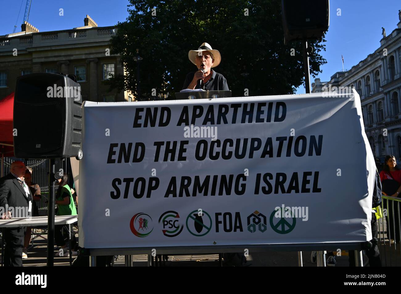 Downing Street, London, Großbritannien. 10.. August 2022. Beendet die Apartheid, beendet die Besatzung und stoppt die Bewaffnung Israels! - Protest der letzten 3 Tage Israel hat mindestens 44 Palästinenser, darunter 15 Kinder, in Gaza, London, Großbritannien getötet. Quelle: Siehe Li/Picture Capital/Alamy Live News Stockfoto