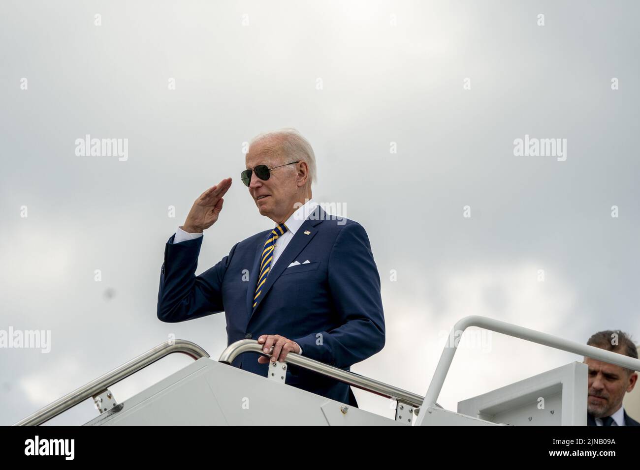 Washington, Usa. 10. August 2022. US-Präsident Joe Biden begrüßt, als er am Mittwoch, den 10. August 2022, an der Joint Base Andrews, Maryland, an der Air Force One eingeht. Foto von Shawn Thew/UPI Credit: UPI/Alamy Live News Stockfoto