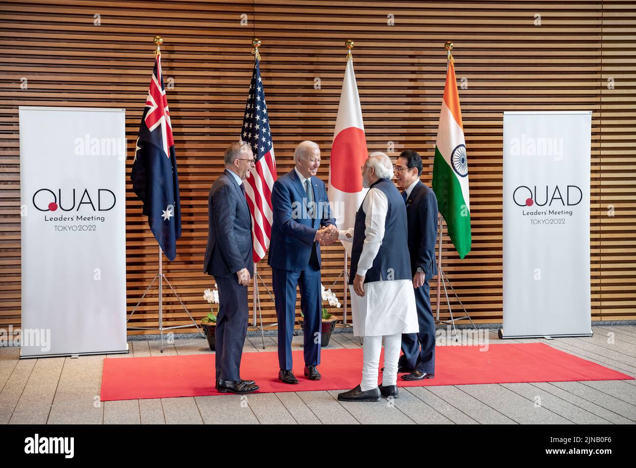 Präsident Joe Biden, der japanische Premierminister Kishida Fumio, der indische Premierminister Narendra Modi und der australische Premierminister Anthony Albanese posieren für ein Foto in Kantei, dem Büro und offiziellen Wohnsitz des japanischen Premierministers, in Tokio, Dienstag, den 24. Mai 2022, Vor dem Quad Leaders’ Summit. (Offizielles Foto des Weißen Hauses von Adam Schultz) Stockfoto