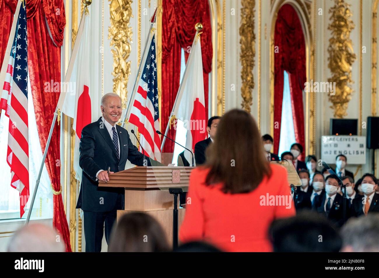 Tokio, Japan. 23. Mai 2022. US-Präsident Joe Biden lächelt, als er einer Frage während einer gemeinsamen Pressekonferenz mit dem japanischen Premierminister Fumio Kishida, rechts, am 23. Mai 2022 im Akasaka-Palast in Tokio, Japan, zuhört. Kredit: Cameron Smith/U.S. State Department/Alamy Live News Stockfoto