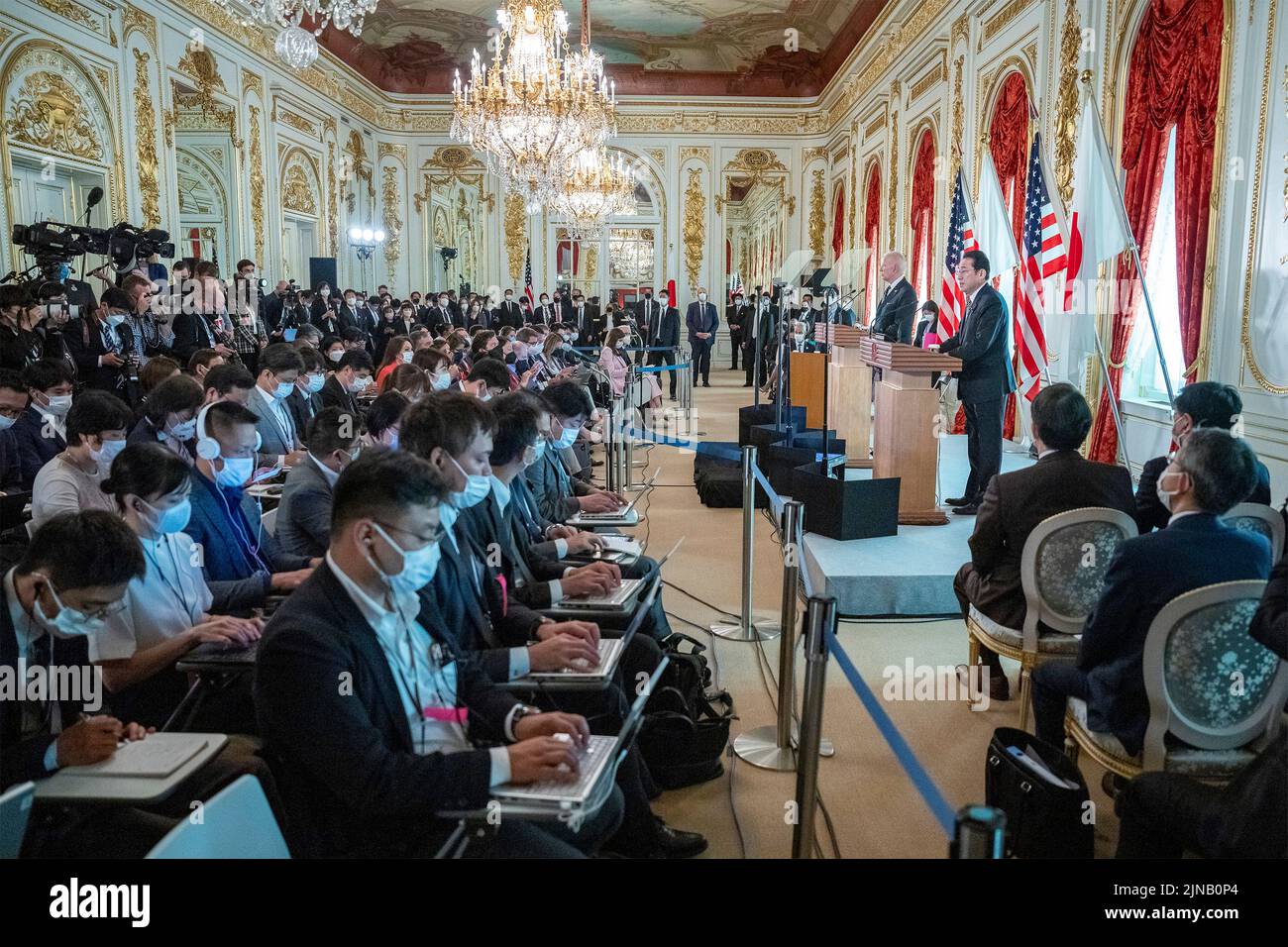 Tokio, Japan. 23. Mai 2022. US-Präsident Joe Biden während einer gemeinsamen Pressekonferenz mit dem japanischen Premierminister Fumio Kishida, rechts, am 23. Mai 2022 im Akasaka-Palast in Tokio, Japan. Kredit: Cameron Smith/U.S. State Department/Alamy Live News Stockfoto