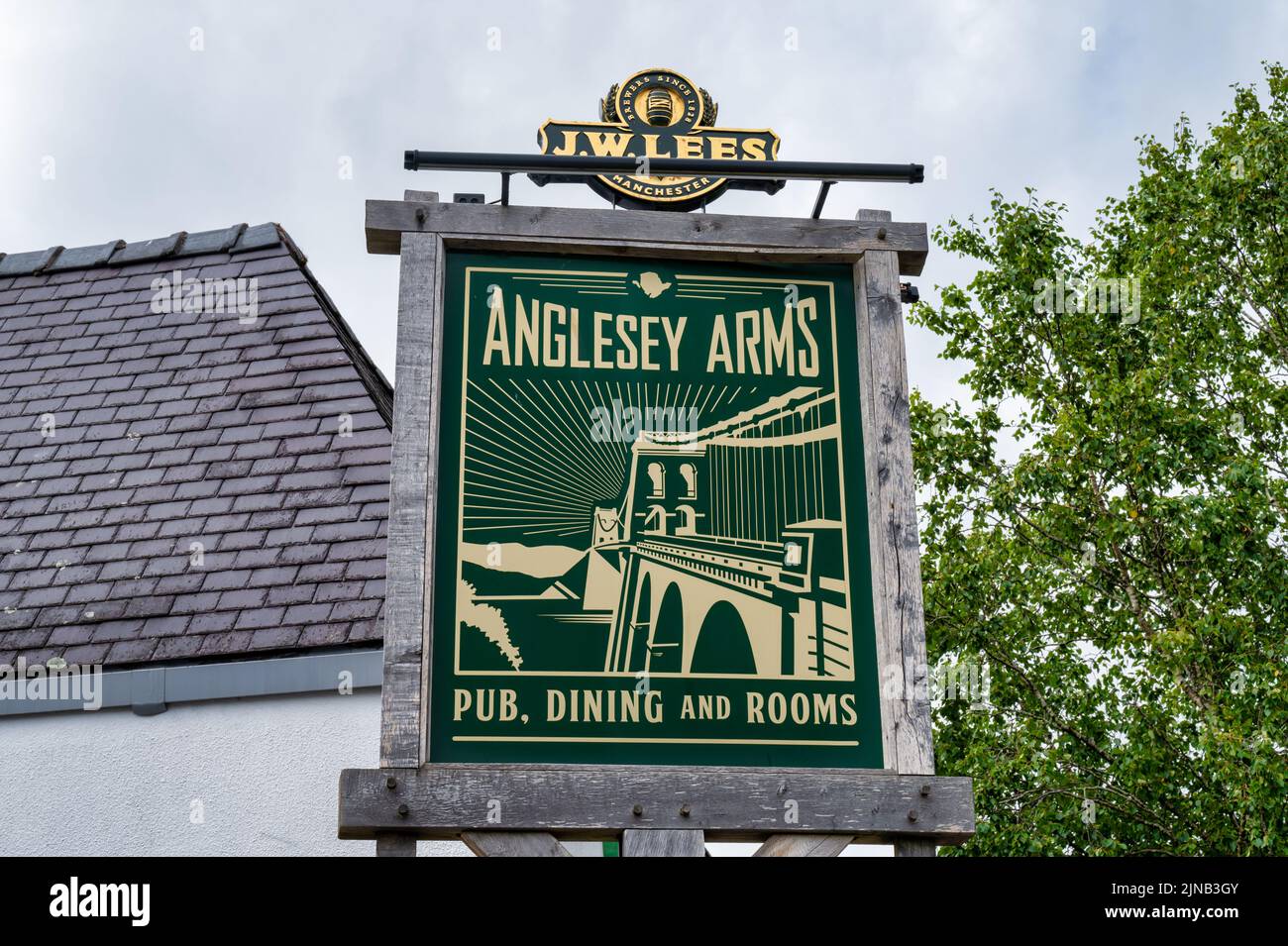 Menai Bridge, Großbritannien, 8. Juli 2022: Das Schild für das Anglesey Arms Pub und Restaurant auf der Insel Anglesey in Wales Stockfoto