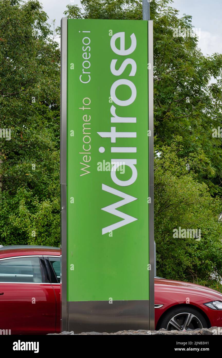 Menai Bridge, UK - 8. Juli 2022: Das Schild für Waitrose an der Menai Bridge auf der Insel Anglesey. Stockfoto