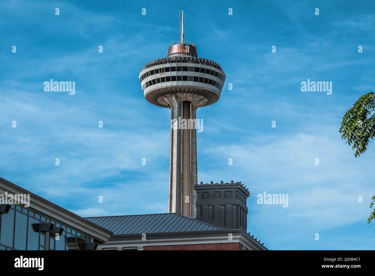 Niagara Falls, Ontario, Kanada - 29. August 2019: Wunderschöne Aussicht auf den skylon-Turm bei den Niagara-Fällen mit blauem Himmel und grünen Bäumen. Stockfoto
