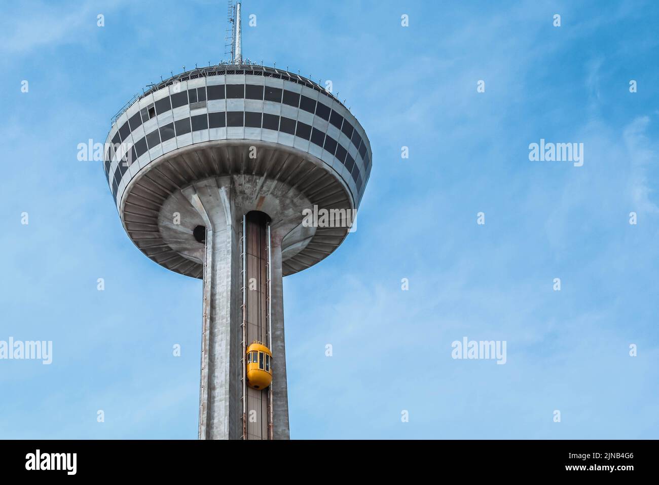 Niagara Falls, Ontario, Kanada - 29. August 2019: Wunderschöne Aussicht auf den skylon-Turm bei den Niagara-Fällen mit blauem Himmel und grünen Bäumen. Stockfoto