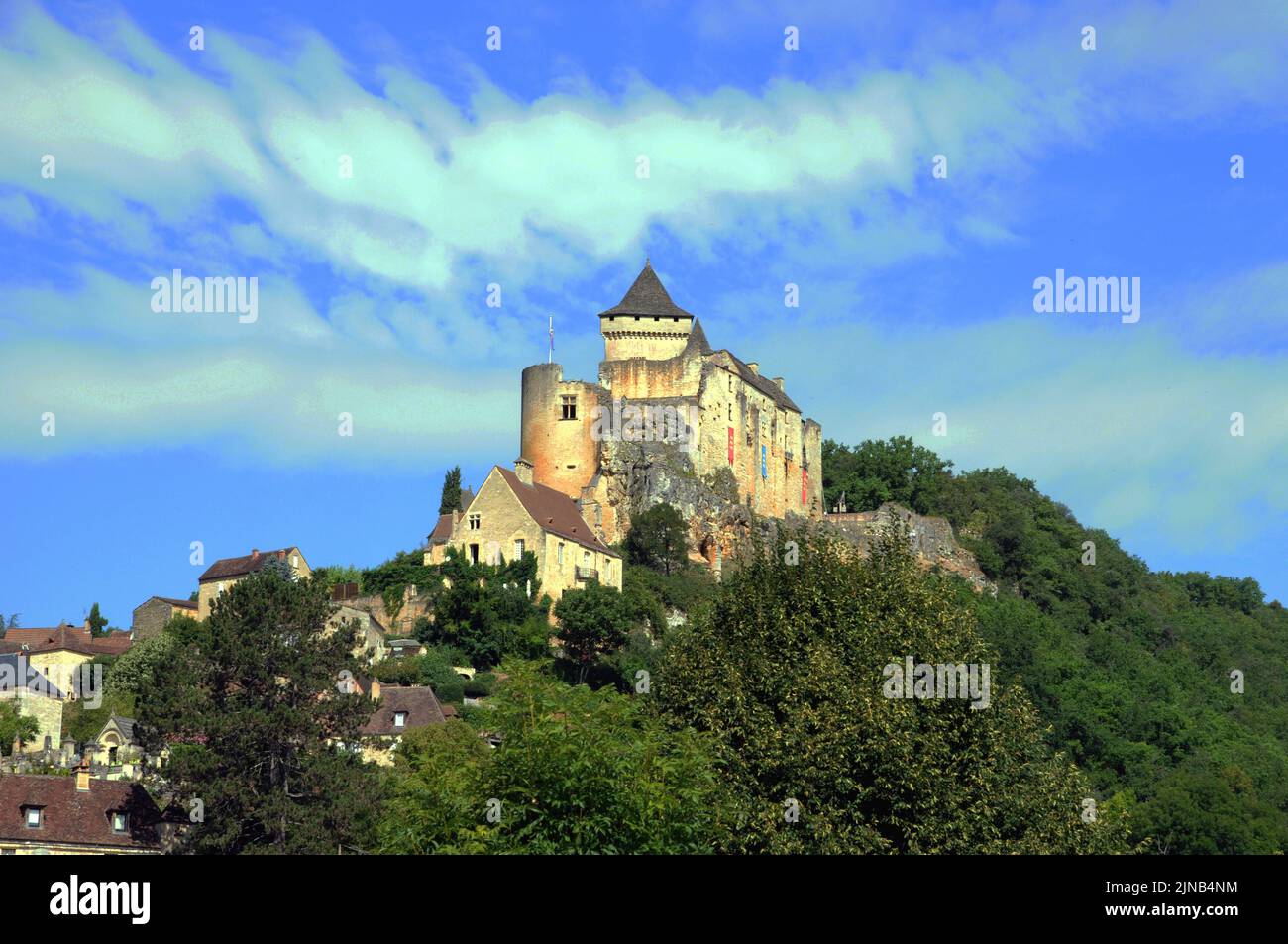 Das Chateau de Caslenaud-la-Chapelle blickt auf den Fluss Dordogne im Südwesten Frankreichs. Es ist jetzt in Privatbesitz, aber für die Öffentlichkeit zugänglich. Stockfoto