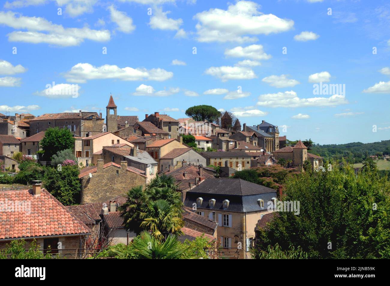 Blick auf das Dorf/die Stadt Belvès in der Region Perigord Noir der Dordogne. Es wurde mit dem Titel eines der „Plus Beaux Villages“ ausgezeichnet Stockfoto