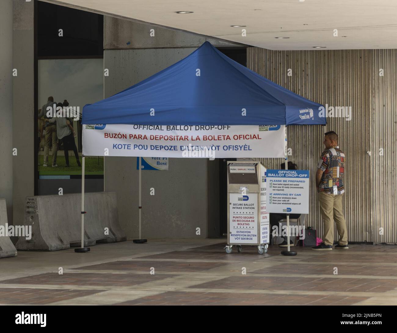 Miami, Usa. 10. August 2022. Vor dem Stephen P. Clark Government Center in Miami, Florida, ist am Mittwoch, den 10. August 2022, eine Wahlurne stationiert. Die Drop-Box wird Wählern helfen, die normalerweise ihre Stimmzettel einsenden würden, indem sie sie in die Box fallen lässt. Die vorgezogene Abstimmung für die Primärwahlen vom 23. August 2022 begann am Montag, dem 8. August 2022, in den Grafschaften Miami und Palm Beach. Foto von Gary i Rothstein/UPI Credit: UPI/Alamy Live News Stockfoto