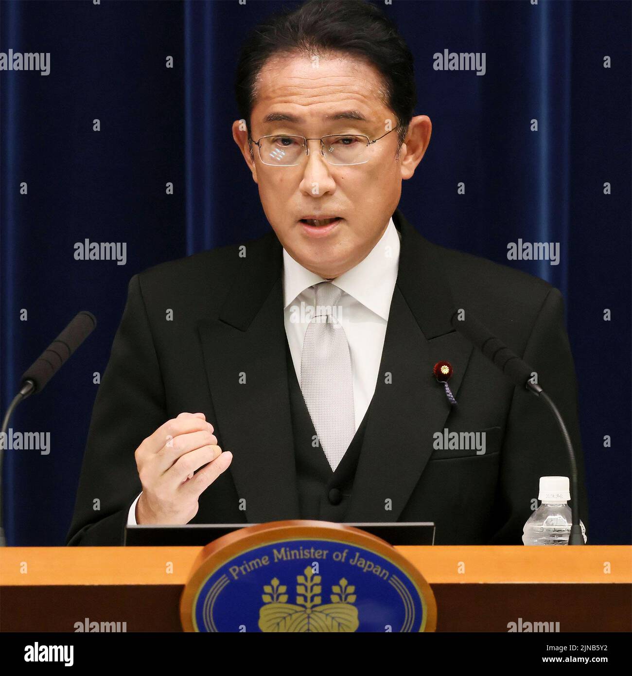 Tokio, Japan. 10. August 2022. Der japanische Premierminister Fumio Kishida antwortet auf eine Frage während einer Pressekonferenz, nachdem er seine Kabinettsmitglieder am 10. August 2022 im Büro des Premierministers in Tokio, Japan, umgemischt hatte. Quelle: Premierminister Japan/Büro Des Japanischen Premierministers/Alamy Live News Stockfoto