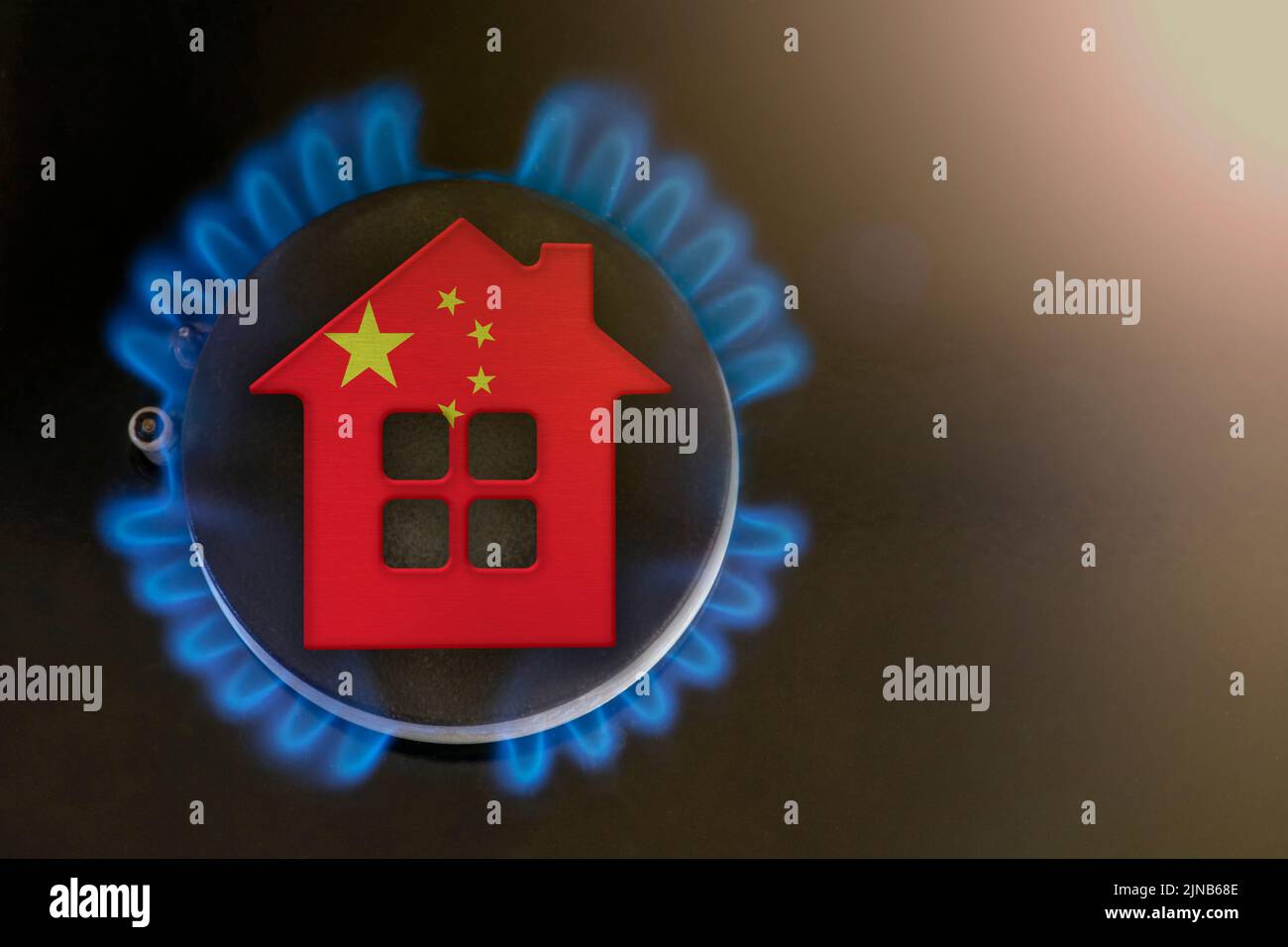 Gaskrise. Steigende Versorgungskosten in China. Energiekrise, Export-Import-Probleme in China. Das Konzept, der Gasbrenner und das Hausmodell sind in der Farbe Stockfoto