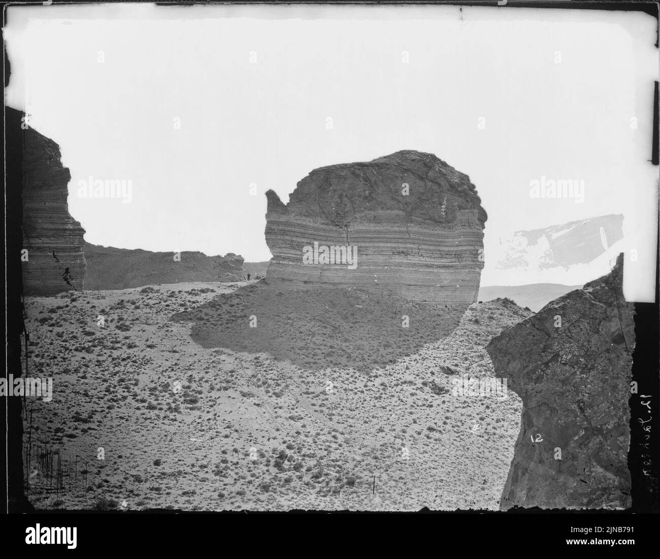 Teapot Rock, in der Nähe der Green River Station. Sweetwater County, Wyoming. Kleine Figur des Mannes am Fuß des Auslaufs gibt... Stockfoto